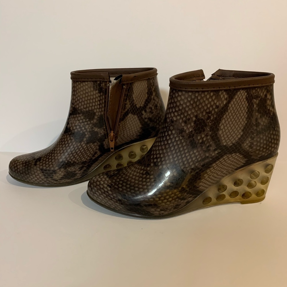 Rain shoes runs small like size of 7,5